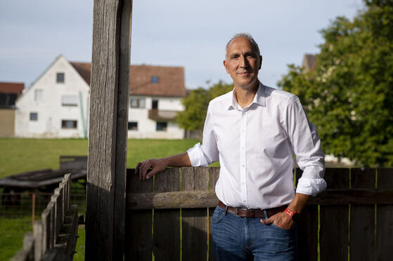 MdB Christoph Schmid steht vor einem Feld